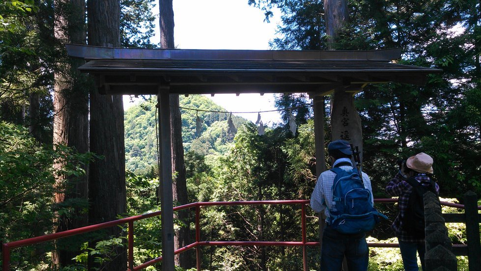 Mont Mitake visible à travers un portail savamment placé